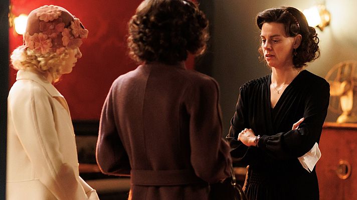 Salón de té La Moderna - Laurita e Inés le dan el pésame a Mercedes