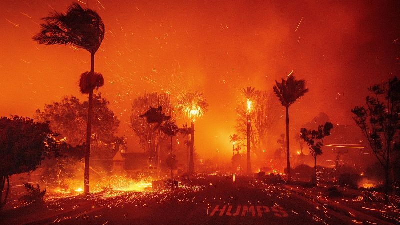 Los vientos de Santa Ana amenazan los incendios en Los Ángeles