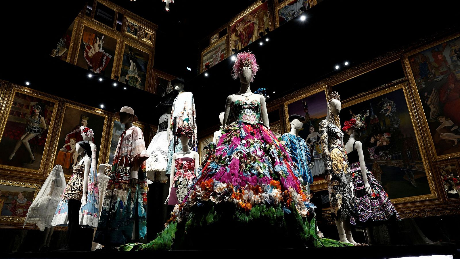 Dolce & Gabbana estrena exposición con 200 piezas de moda