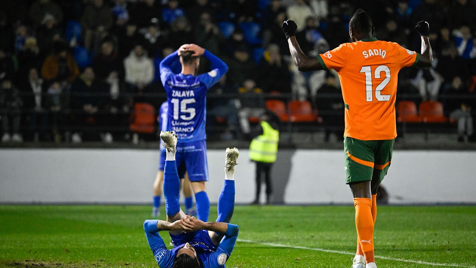 Sadiq sonríe con el 0 - 2 del Valencia ante el Ourense en Copa del Rey