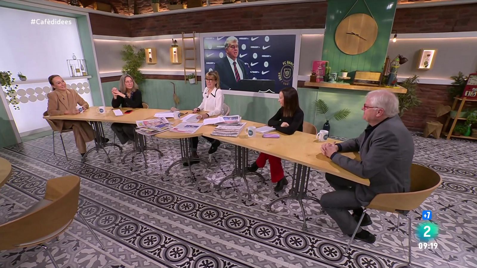 Gemma Nierga entrevista la consellera. Parlem de com combaten el fred els sense llar. I Roc Bernadí, Diana Roig i Clàudia Bravo presenten el musical