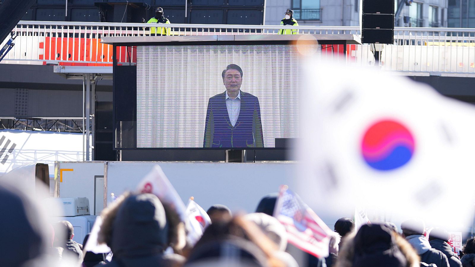 La policía surcoreana detiene a presidente destituido Yoon Suk-Yeol - Telediario 1 | Ver