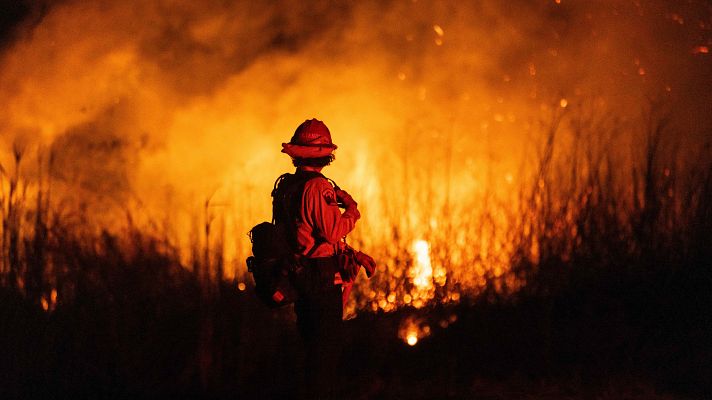 Telediario 1 - El fuego devora Los Ángeles con cuatro incendios todavía activos