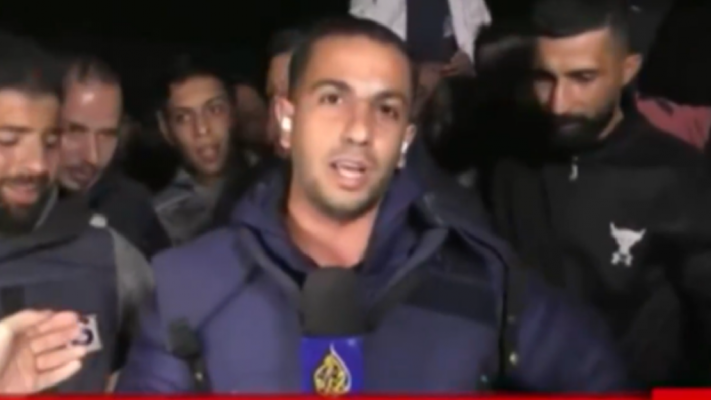 Informativo 24h - Un reportero Al Jazeera se quita el chaleco antibalas y acaba a hombros, mientras informa del alto el fuego en Gaza