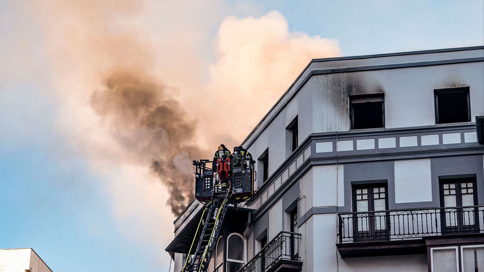 Dos muertos en un incendio en el centro de Santander