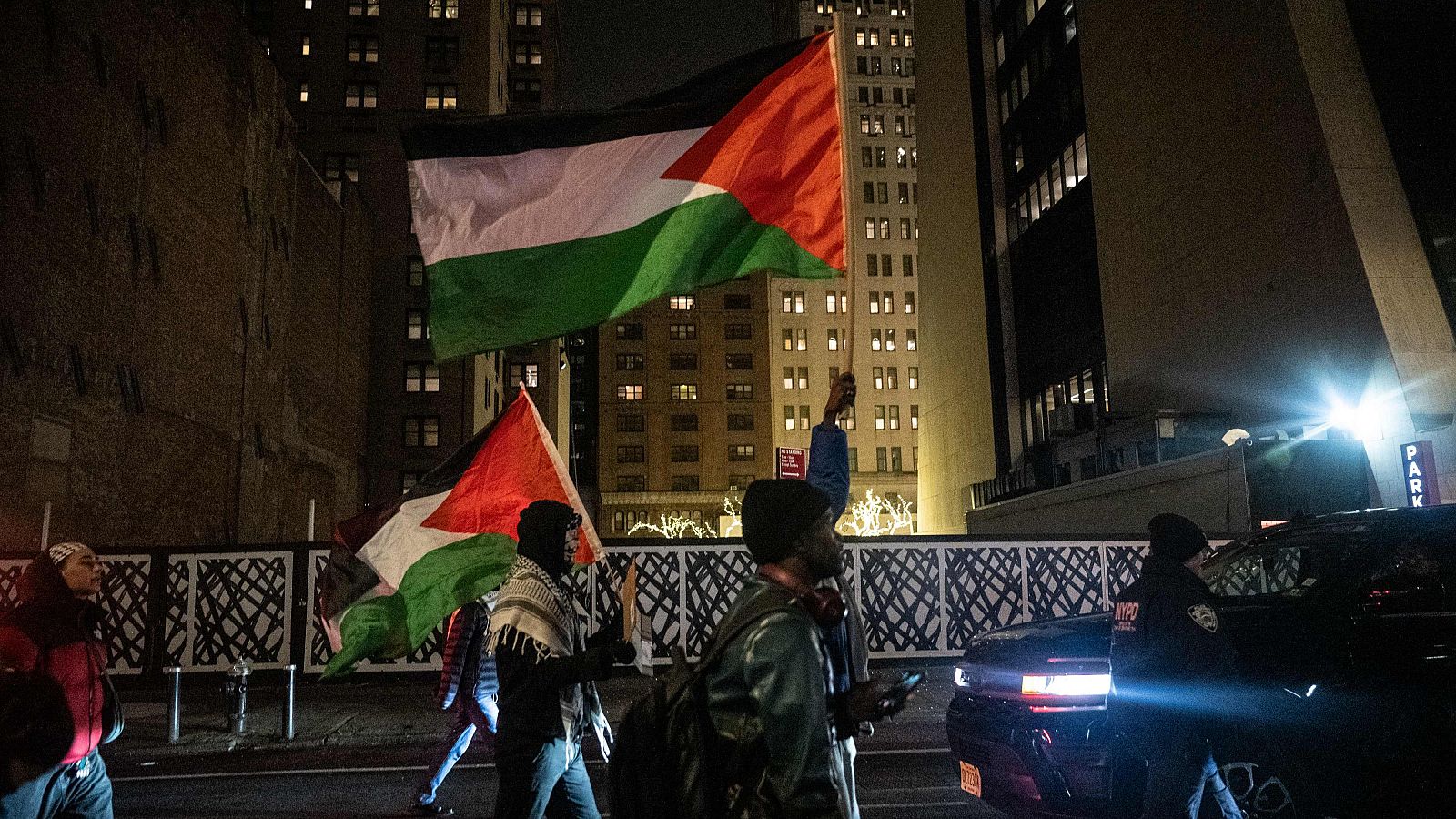 La esperanza y el temor vive entre los palestinos en España tras el anuncio del alto al fuego - Telediario 1 | Ver