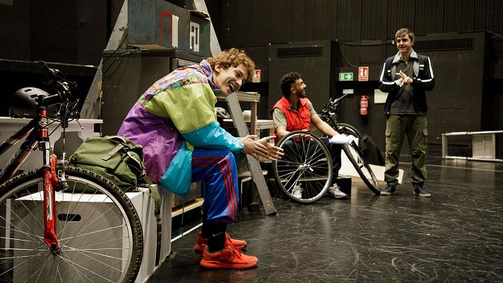 Tolcachir estrena 'Los de ahí', una obra sobre las miserias y vivencias de los 'riders'