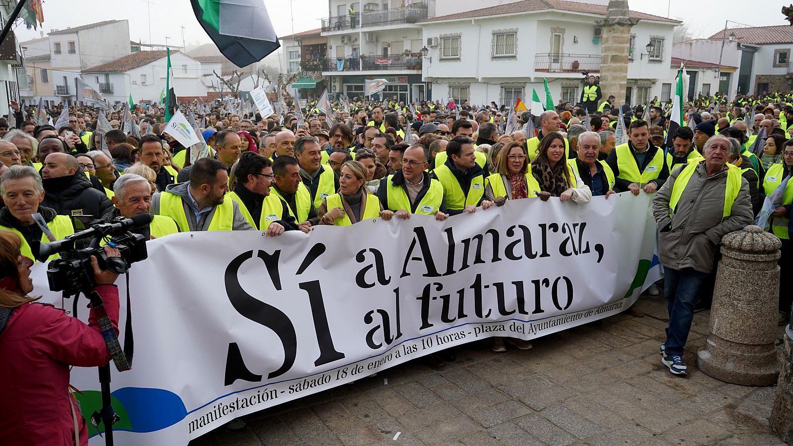 Miles de personas piden la continuidad de la central de Almaraz