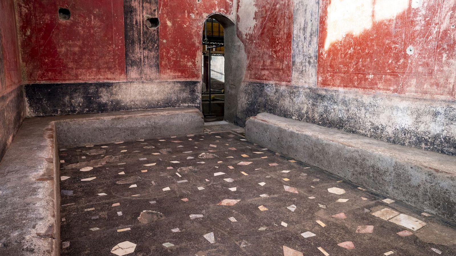 Hallan un spa en una casa de Pompeya