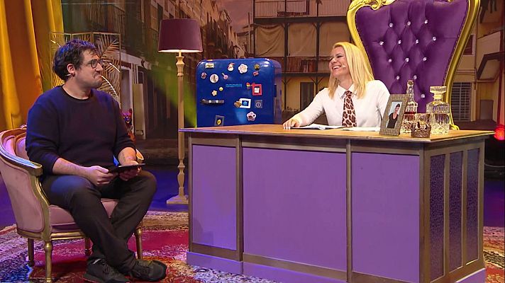 Al cielo con ella - Tomás Fuentes lee el futuro en un libro