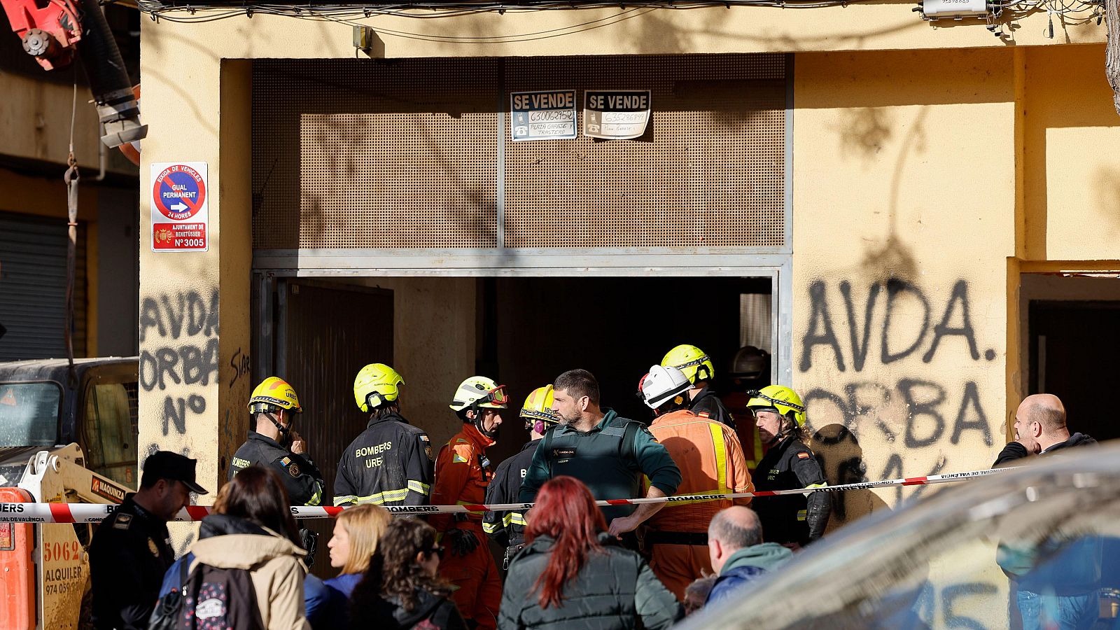 Algunos vecinos de Benetússer abandonan sus casas tras el derrumbe