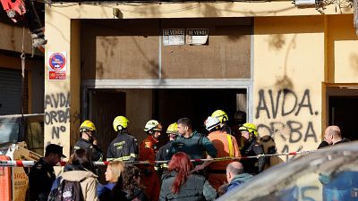 Algunos vecinos de Benetússer abandonan sus casas tras el derrumbe de la escalera de un garaje