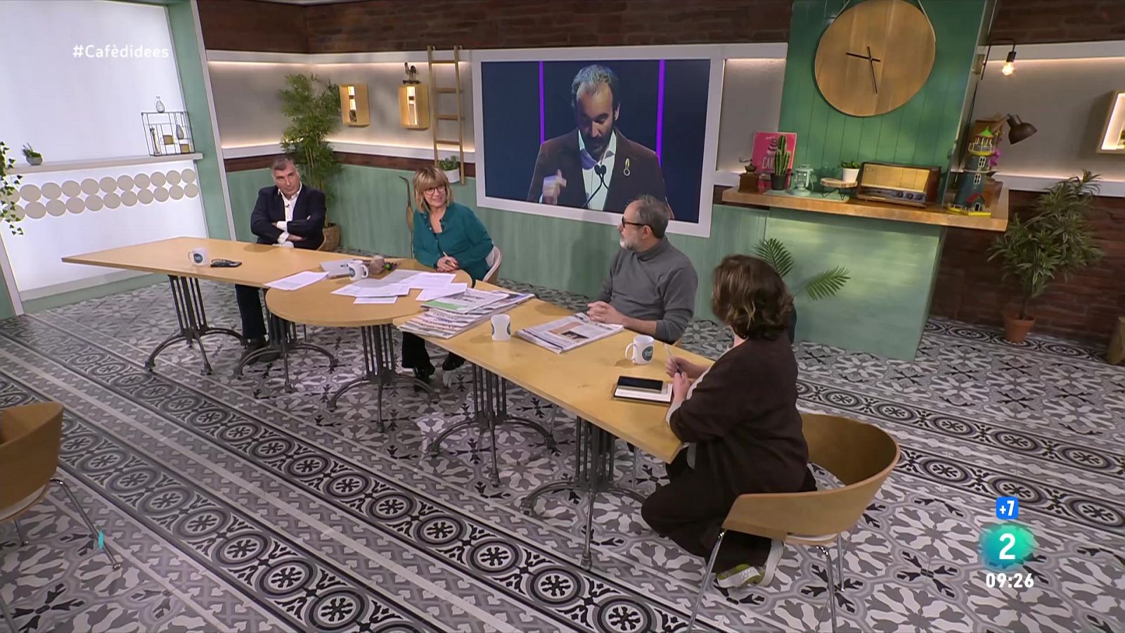 Conversem amb Antoni Bassas i Vicenç Sanclemente. La psicòloga Anna Sintes presenta el llibre 'Sota la superfície'. I parlem Conxita Casanovas