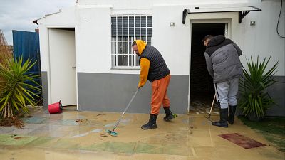 Las fuertes lluvias en Huelva dejan carreteras cortadas, bajos anegados y trenes cancelados