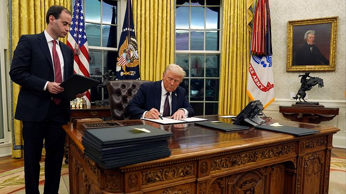 Telediario 2 - Trump ordena que Estados Unidos abandone la OMS a su llegada a la Casa Blanca