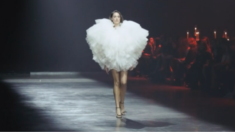 El diseador Jorge Redondo homenajea a la actriz Marisa Berenson con su nueva coleccin