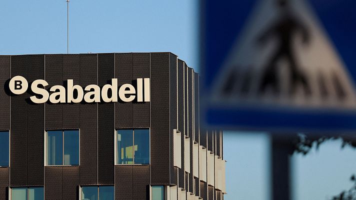 Telediario 2 - El Banco Sabadell devuelve su sede social a Cataluña siete años después