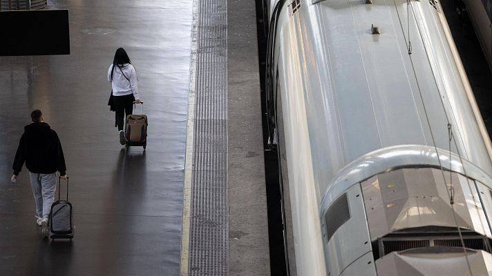Telediario 1 - Muchos viajeros afectados por el recargo del transporte