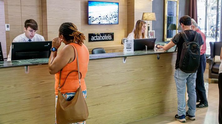 Telediario 1 - La inflación económica impone destinos turísticos más cercanos y menos días de estancia