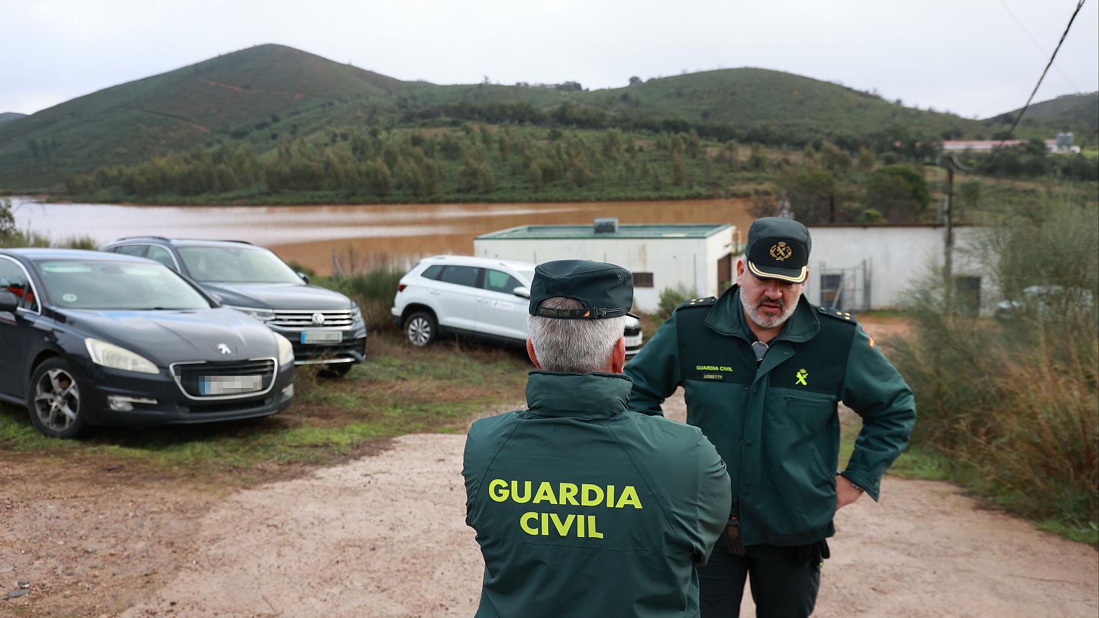 Los vecinos de Cueva de la Mora, Huelva, pasarán la segunda noche fuera de sus casas por una grieta en un embalse cercano | Ver