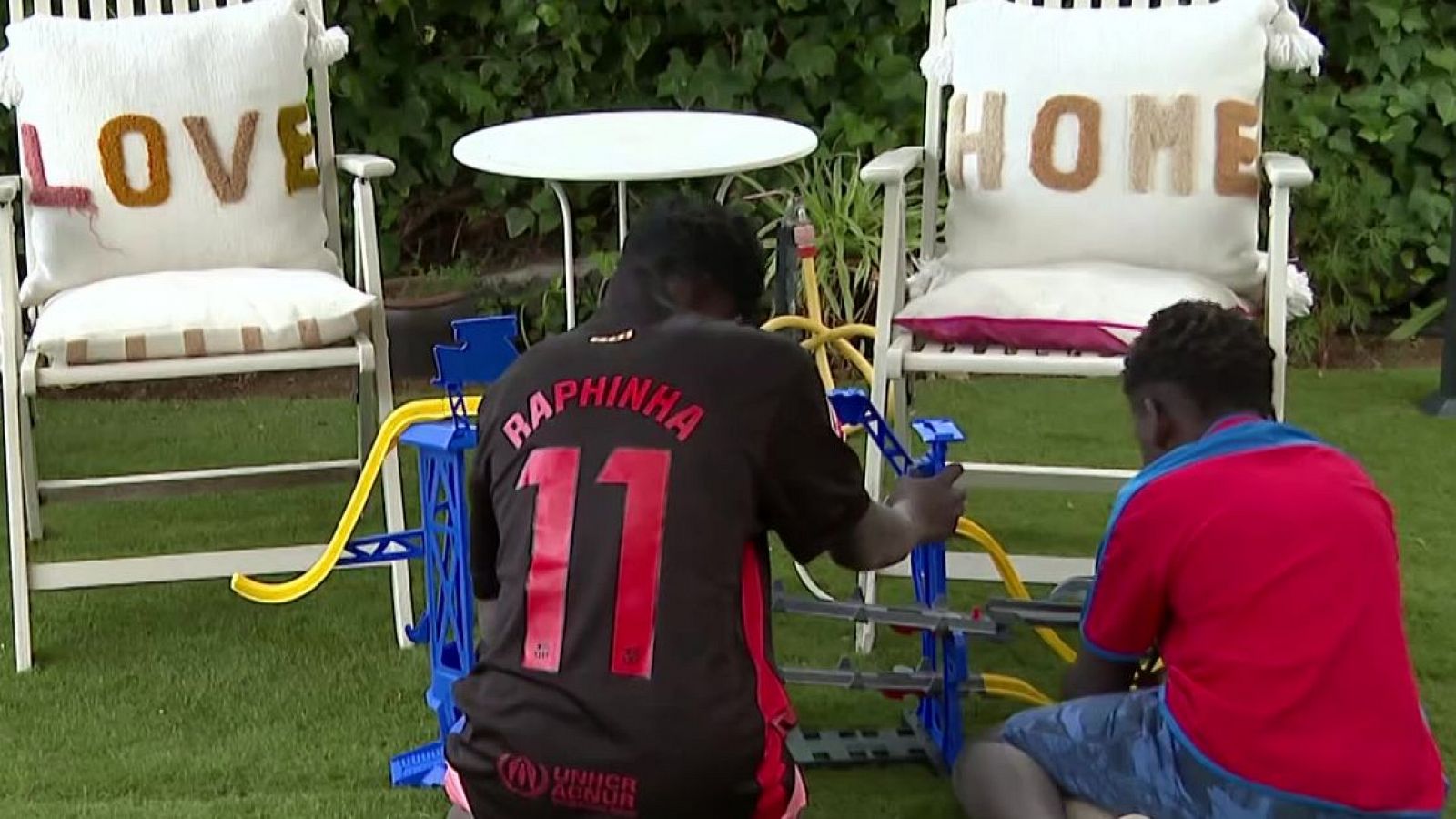 40 menores viven temporalmente en hogares de acogida en Canarias - Telediario 1 | Ver