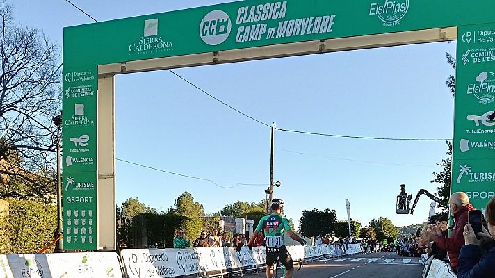 Ciclismo - Urko Berrade comienza el año con una ilusionante victoria en la Clásica Camp de Morvedre