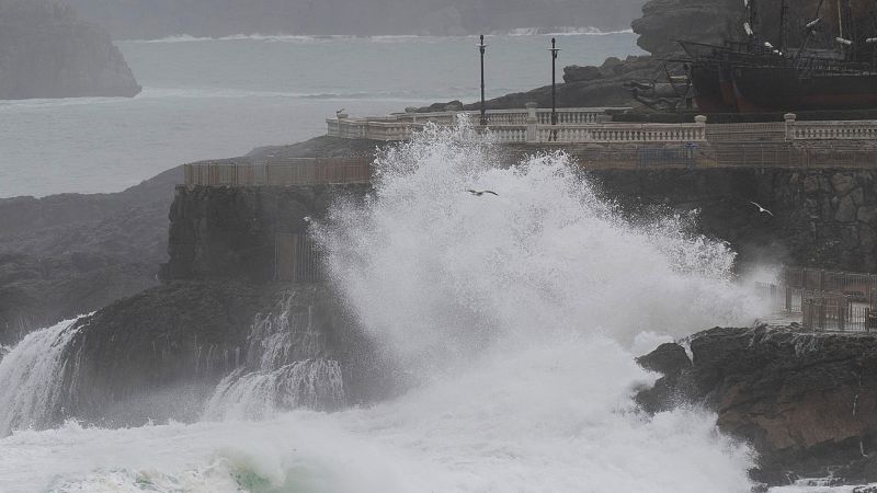 La llegada de la borrasca Herminia el activa nivel rojo en Galicia por fuerte oleaje - El tiempo | Ver