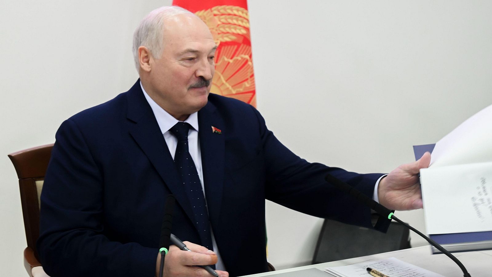 Lukashenko asegura que le "importa cero" la opinión de EE.UU. y la UE