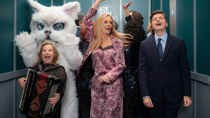 Late Xou con Marc Giró - En el ascensor con Paula Vázquez