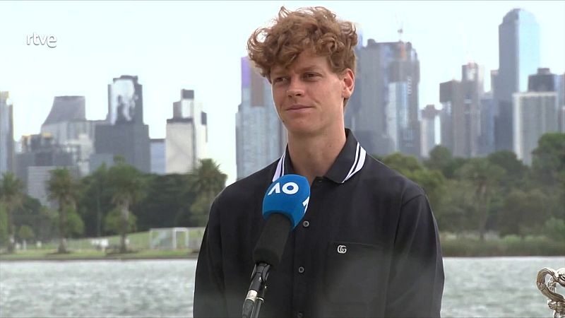 Jannick Sinner con el trofeo de campeón del Abierto de Australia