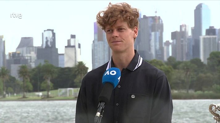 Diario 24 - Jannick Sinner posa como campeón en Australia