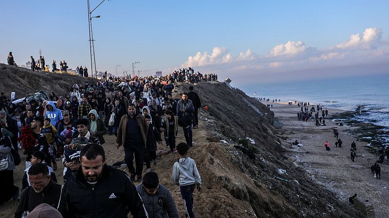 Miles de palestinos regresan al norte de Gaza tras un acuerdo entre Israel y Hamás para liberar a tres rehenes más