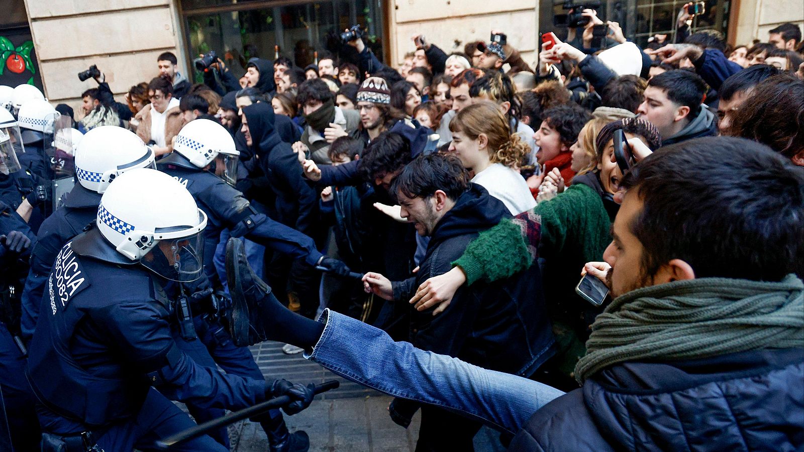 Los Mossos desalojan la antigua escuela Massana, ocupado desde hace 5 años