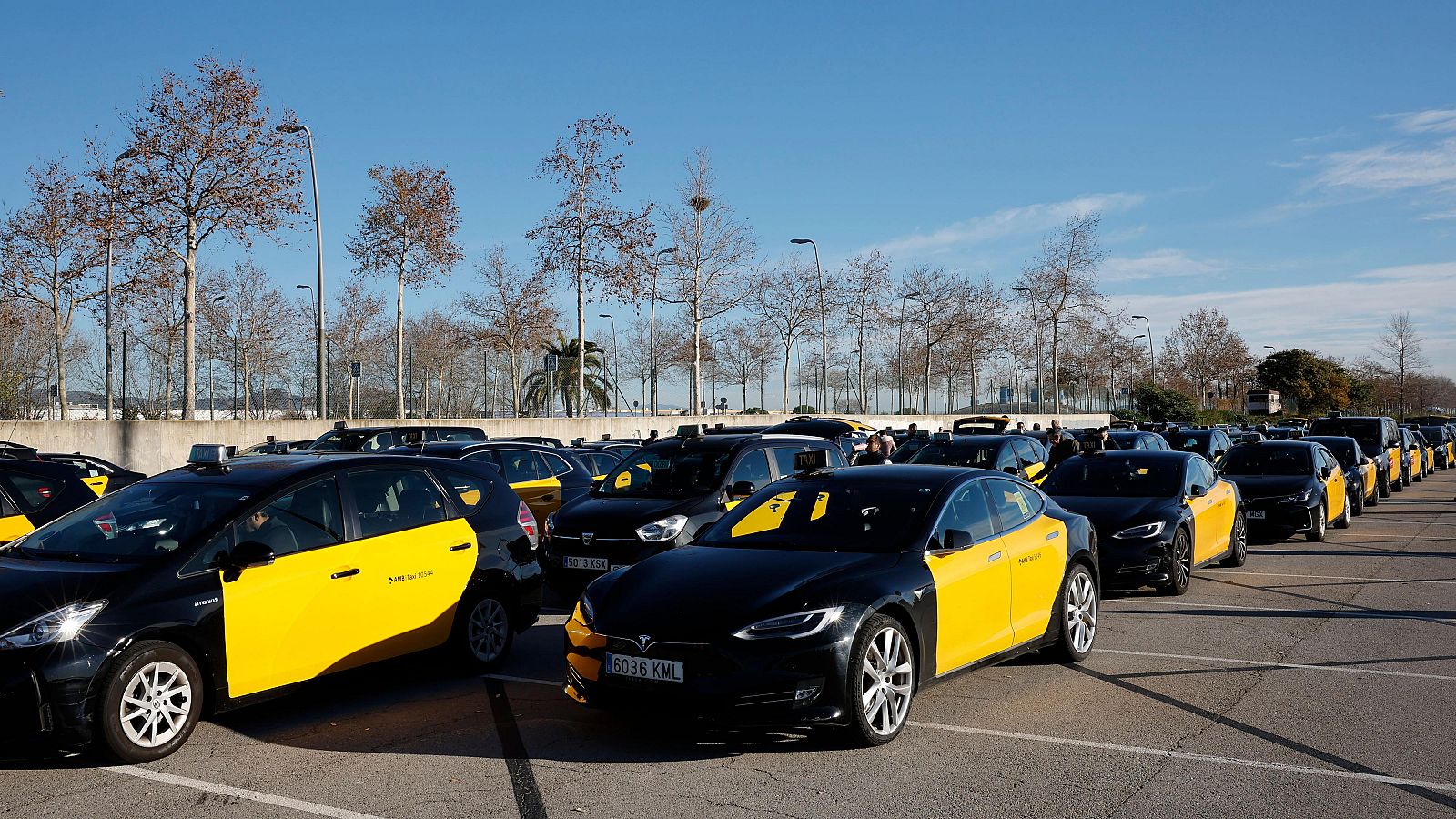 Miles de taxistas protestan en Madrid y Barcelona contra la subida de precios de los seguros