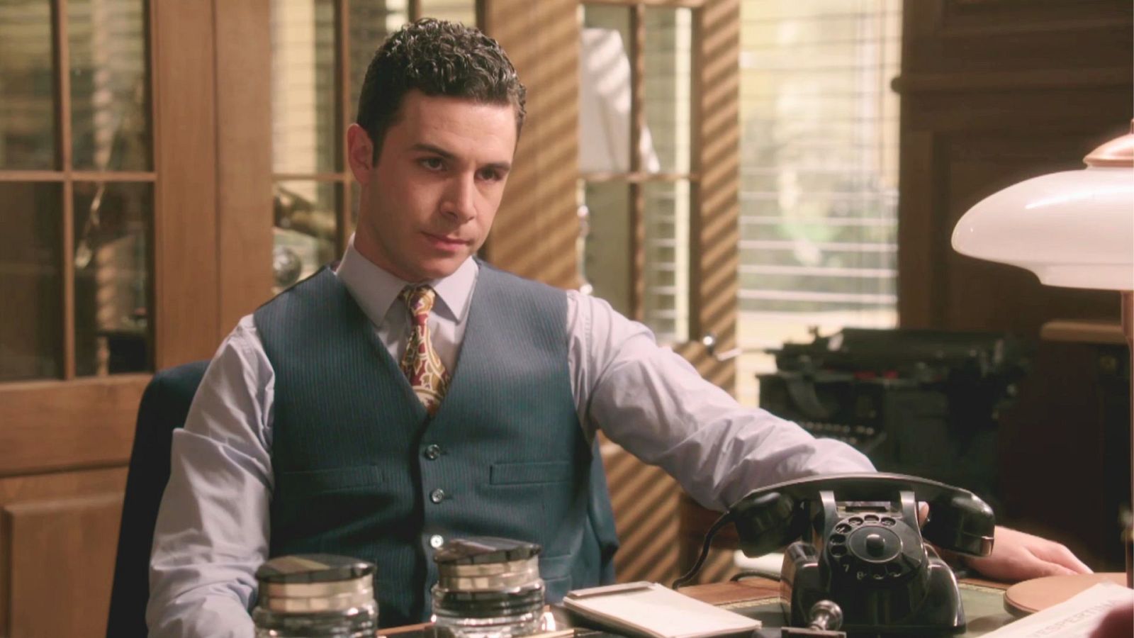 Emiliano mete la pata con Iván - Salón de té La Moderna | Ver