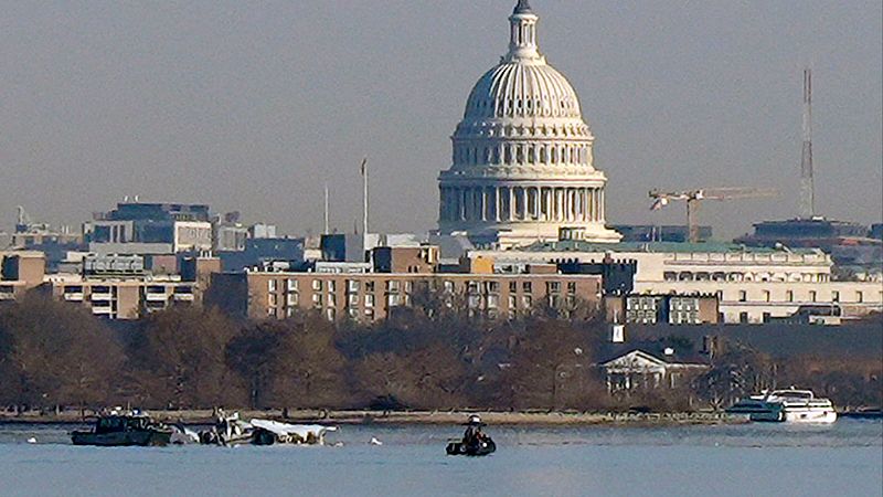 Las autoridades investigan las causas del accidente de avión en Washington - Telediario 1 | Ver