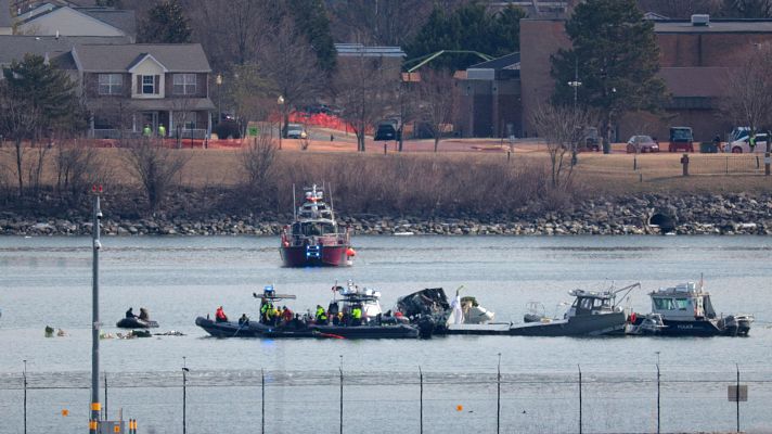 Continúa la búsqueda de cuerpos y las investigaciones tras el choque entre un avión y un helicóptero en EE.UU.