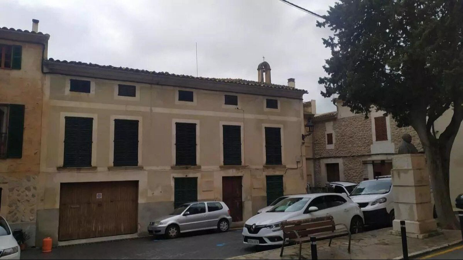 Vecinos de un pueblo luchan por un convento de un millón de euros en venta como 'chalet pareado'