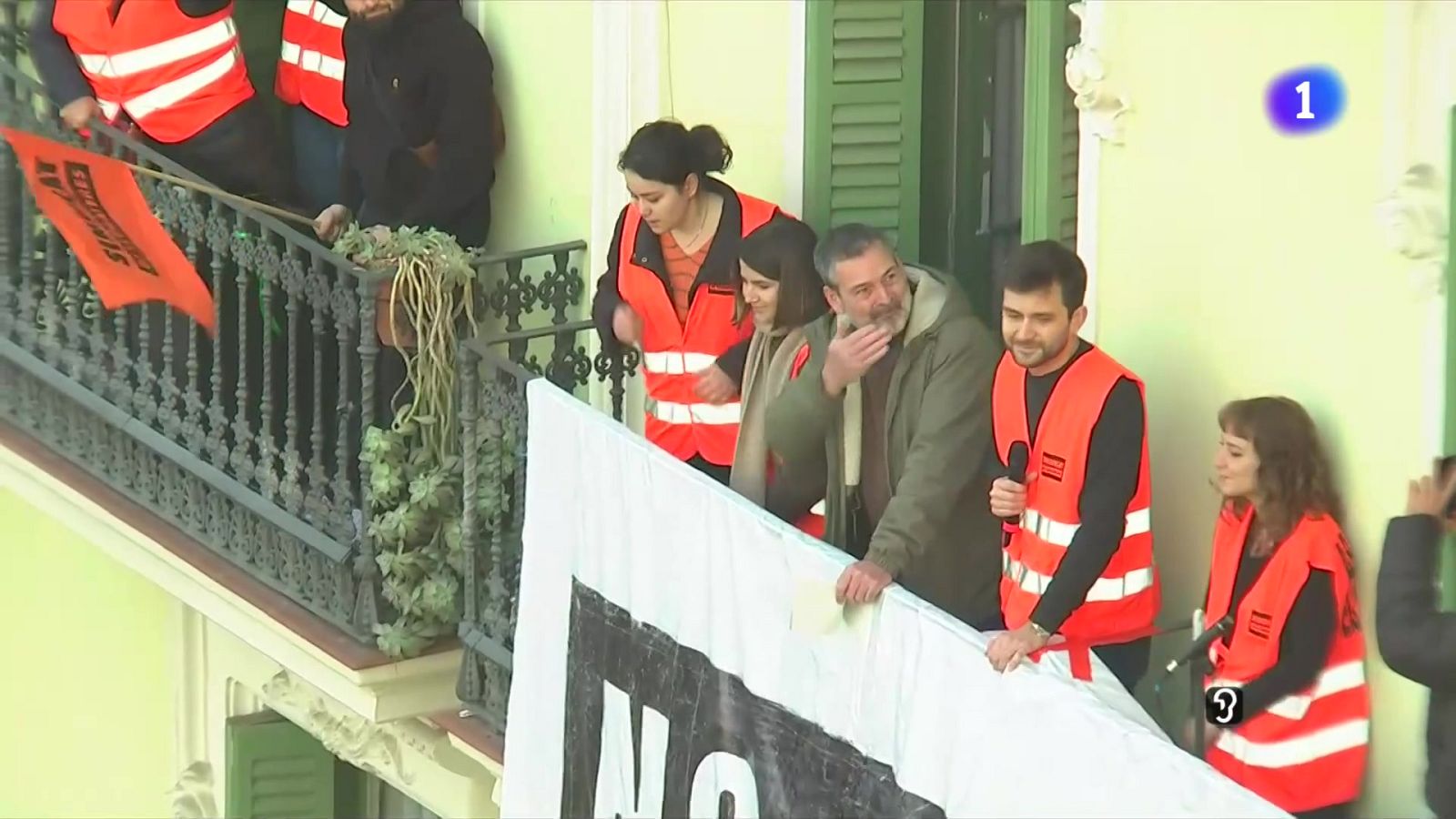 Aturat el primer intent de desnonament de la Casa Orsola - L'Informatiu | Veure