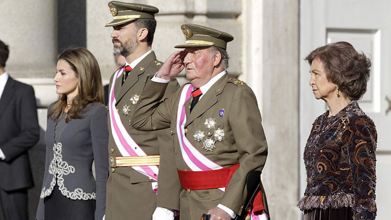 El rey pide esfuerzos a los militares frente a la crisis que amenaza la seguridad