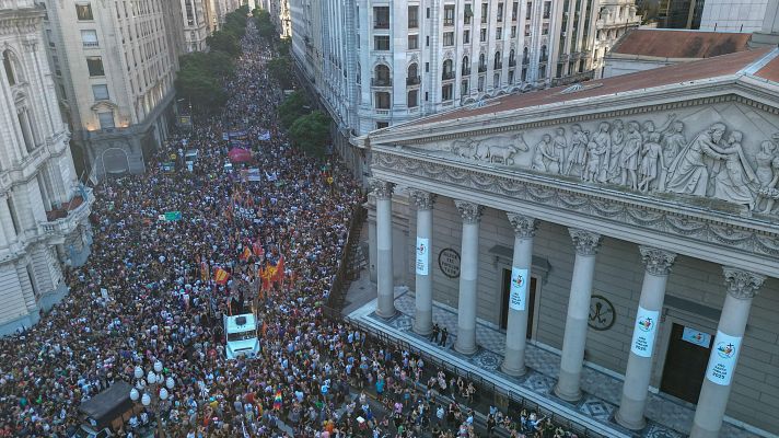 Telediario Fin de Semana - Miles de argentinos protestan por los discursos de Milei contra el colectivo LGTBI+