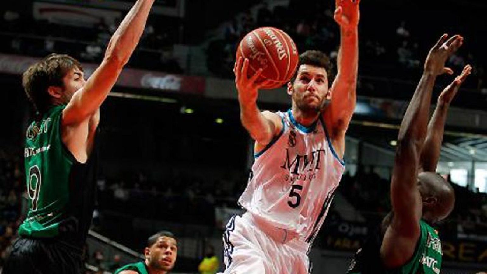 El Madrid deja al Joventut sin Copa y el Barça se acerca a ella