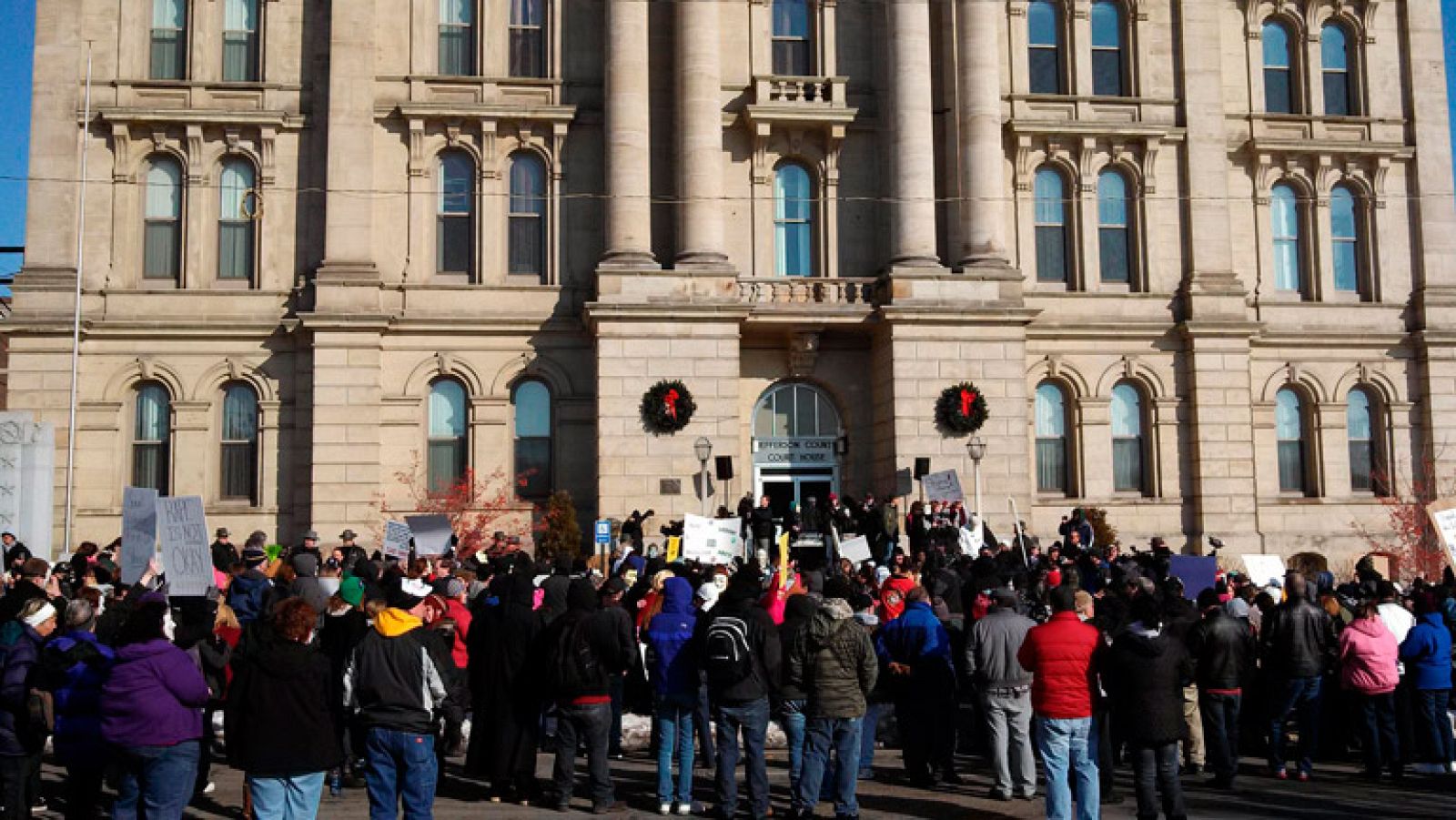 Telediario 1: Manifestación en Ohio para pedir justicia por la violación de una chica de 16 años | RTVE Play
