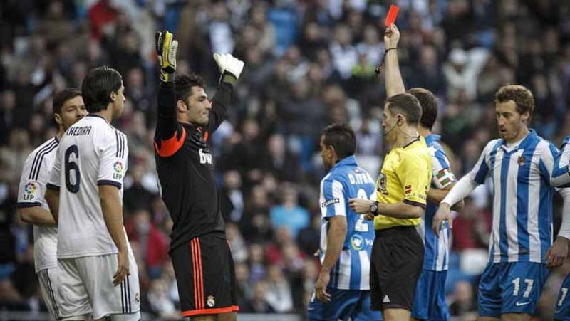 Partido vibrante en el Bernabéu. 7 goles y emoción hasta el final. Ganó el Madrid 4-3 después de jugar con 10 casi todo el partido. La afición recriminó a Mourinho la segunda suplencia consecutiva de Casillas, aunque la expulsión de Adán en el minuto
