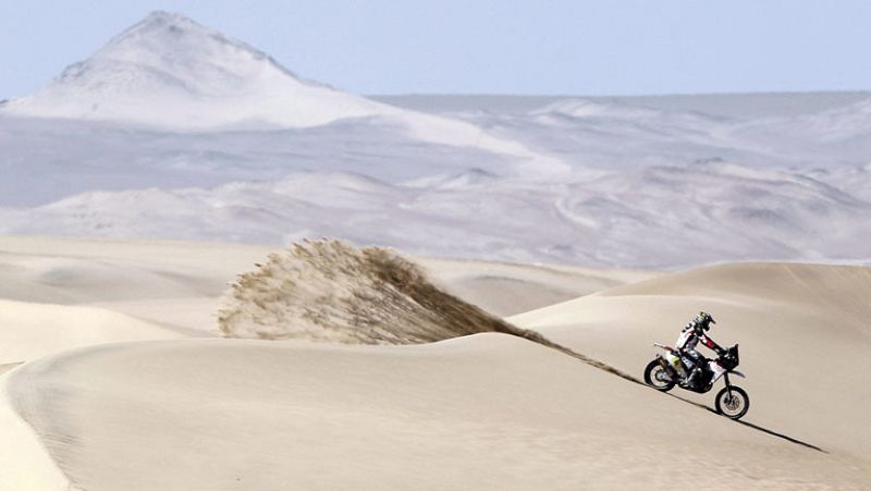Segundo día de Dakar y la alegría nos ha llegado sobre dos ruedas. Joan Barreda es líder en motos. Fue el primero en cubrir los 242 kilómetros de especial con salida y llegada a Pisco, Perú. Segundo, otro español Joan Pedrero, tercero en la general. 