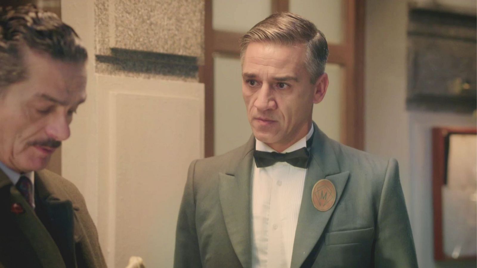 Cañete le comunica a Fermín que ha habido una intoxicación - Salón de té La Moderna | Ver