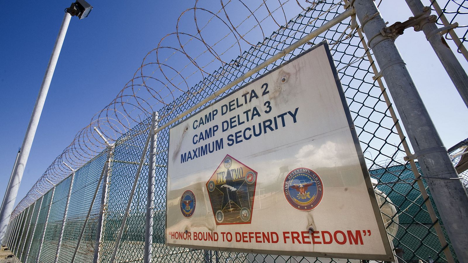 EE.UU. envía a los primeros migrantes detenidos a Guantánamo