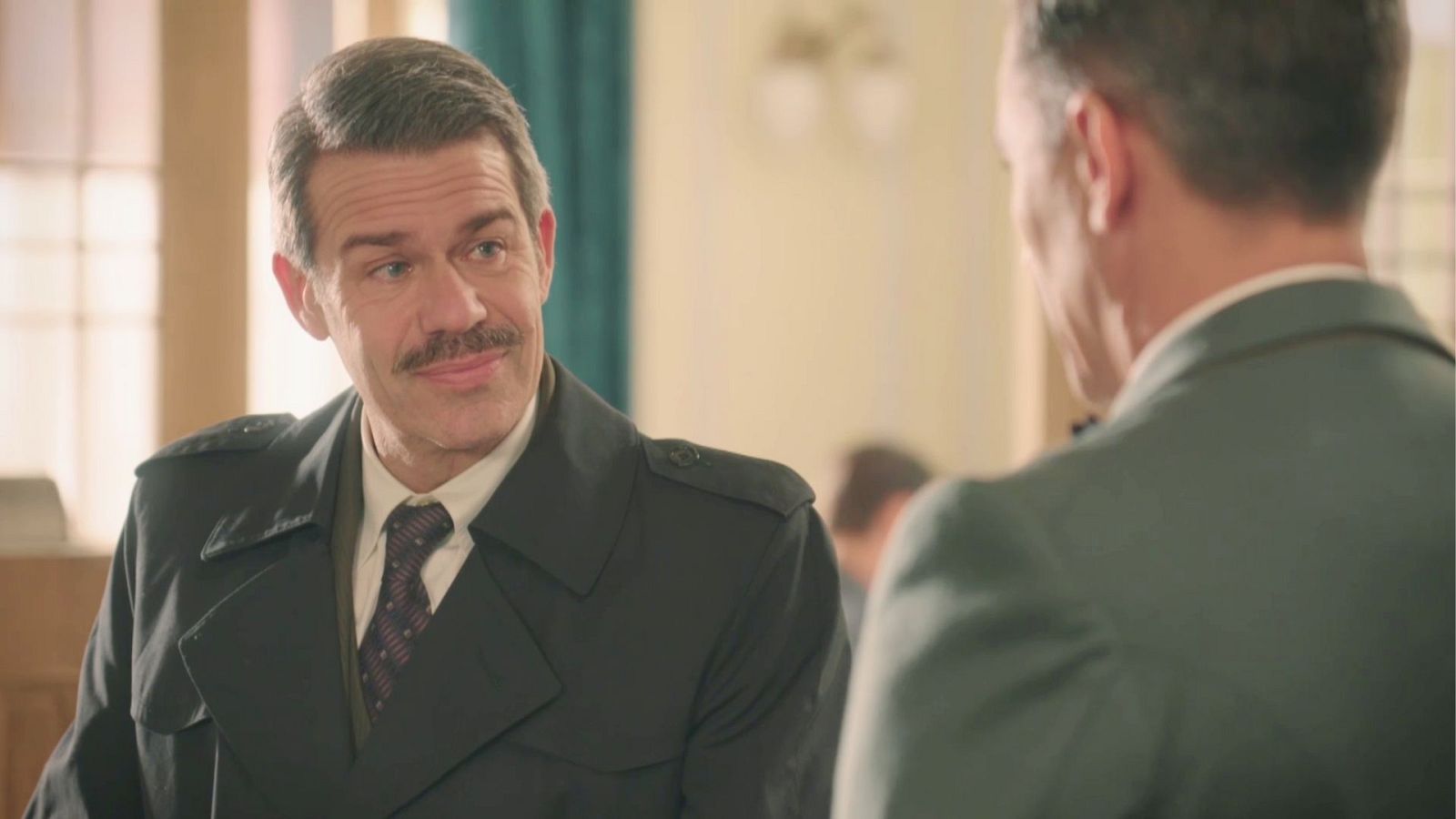 Quico es el Encapuchado de la Puerta del Sol - Salón de té La Moderna | Ver