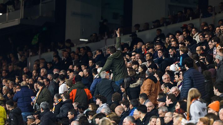 Fútbol - Aficionados del Valencia abandonan Mestalla al descanso con una sonora pitada hacia el palco