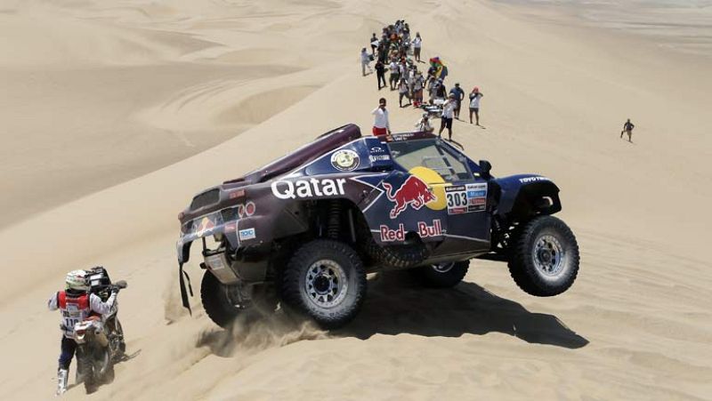 Carlos Sainz ha recuperado el liderato en coches en el rally Dakar. La organización decidió aceptar la reclamación del piloto madrileño, que se quejó de que su GPS no funcionó y perdió tiempo en un punto de control. La dirección de la carrera decidió